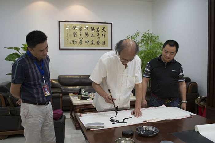 張劍岑先生為宅男视频APP在线观看陶題詞“厚道”、“今生今世 宅男视频APP在线观看陶”