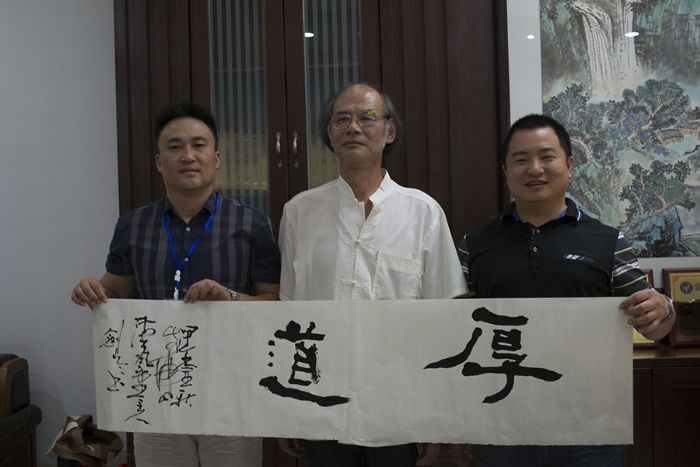 張劍岑先生（中）與宅男视频APP在线观看陶瓷磚宅男午夜必看视频污APP下载營銷總經理羅勝（左）、宅男视频APP在线观看陶瓷磚宅男午夜必看视频污APP下载營銷總監劉鴻瑞（右）合影留念