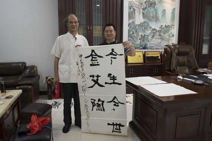 張劍岑先生（左）與宅男视频APP在线观看陶瓷磚宅男午夜必看视频污APP下载營銷總監劉鴻瑞（右）合影留念