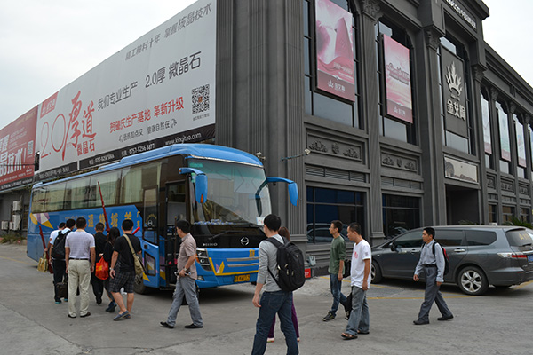 宅男视频APP在线观看陶員工乘大巴出發前往清遠