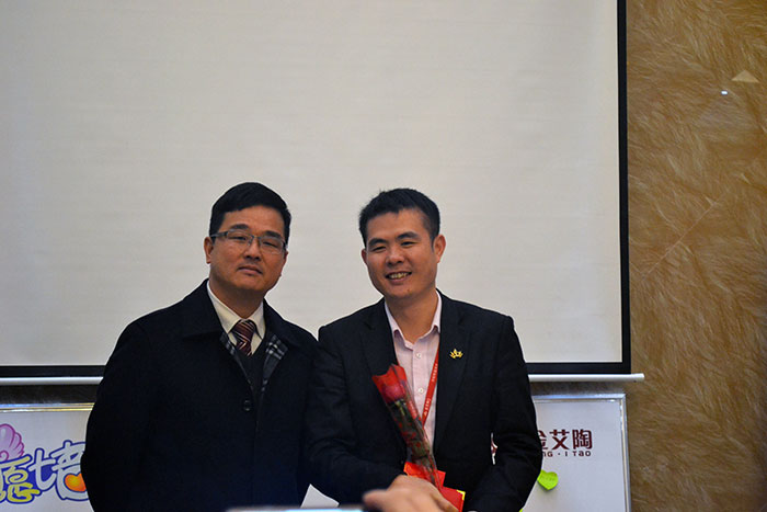 宅男视频APP在线观看陶瓷磚董事長劉鴻祥為2015年董事長特別獎（王宏城）頒獎