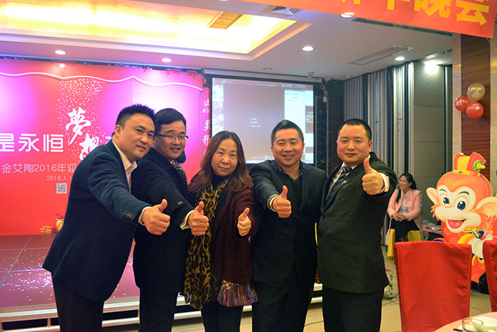 宅男视频APP在线观看陶領導和媒體人金大姐合影留念