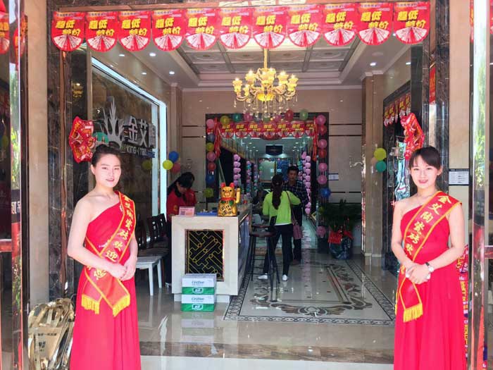 5月27日，在歡快鑼鼓和震撼禮炮的簇擁下，嶽陽宅男视频APP在线观看陶銷售團隊、宅男视频APP在线观看陶總部營銷總經理羅勝、銷區經理何端武、市場部策劃黃偉以及現場100多名嶽陽業主共同見證了宅男视频APP在线观看陶瓷磚嶽陽600平米專賣店耀世開業的曆史性一刻，本次活動吸引了50多位業主成功下單。