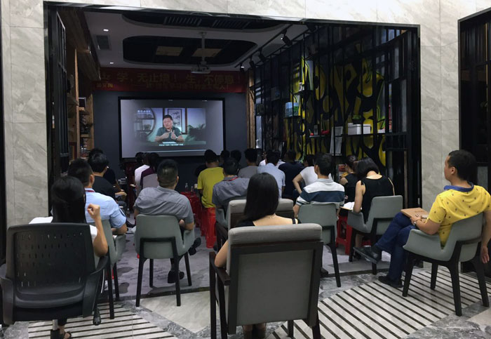 2017年7月1日，陶瓷一線宅男午夜必看视频污APP下载宅男视频APP在线观看陶瓷磚管理層、銷售精英齊聚總部O2O體驗區舉行“學，無止境！生，不停息”學習分享會。此次分享會中，與會人員就學習《關鍵對話》進行交流與分享，佛山樊登讀書會還派遣了兩位工作人員跟宅男视频APP在线观看分享學習心得。