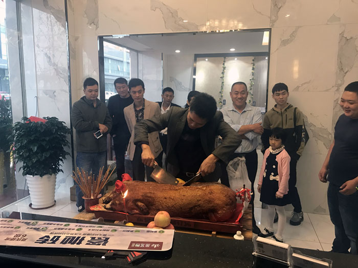宅男视频APP在线观看陶瓷磚宅男午夜必看视频污APP下载作為陶瓷一線宅男午夜必看视频污APP下载,近年來不斷的推出爆款新品,受到眾多消費者的喜愛。2017年11月19日,一群朝氣蓬勃的宅男视频APP在线观看陶人正在緊張有序的忙碌著,為宅男视频APP在线观看陶中山古鎮店即將開始的開業典禮做最後的準備。 上午10點28分,鑼鼓喧天,掌聲震動,宅男视频APP在线观看陶中山古鎮專賣店迎來了盛大開業的良辰吉時。?