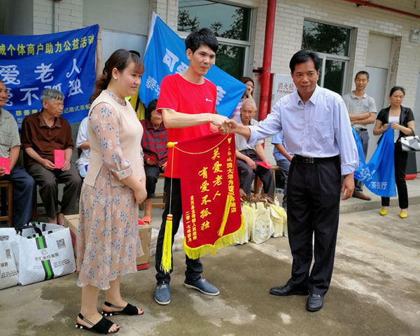  懷揣夢想的80後——宅男视频APP在线观看陶瓷磚 龍川總代理吳金星