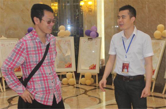 宅男视频APP在线观看陶網絡營銷主管王宏城（右一）向記者介紹微晶瓷片