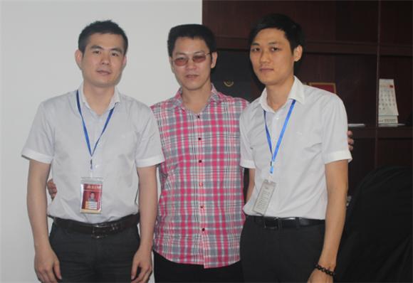 宅男视频APP在线观看陶產品研究經理蘇成香（右一）、宅男视频APP在线观看陶網絡營銷主管王宏城（左一）與記者合影