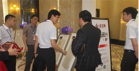 宅男视频APP在线观看陶產品研究經理蘇成香（左二）向客戶介紹產品